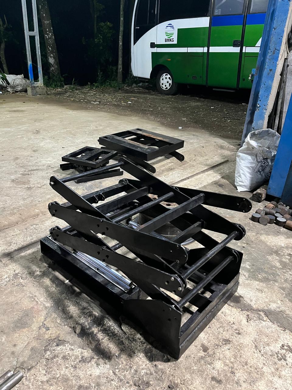 Instalasi Scissor Lift Pada Mobil Radar BMKG