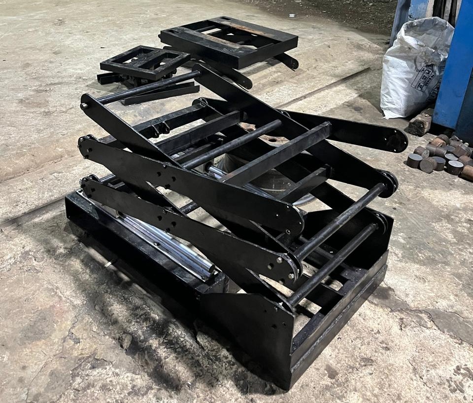 Instalasi Scissor Lift Pada Mobil Radar BMKG - Slide 1